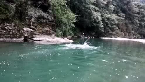 高位下拉和引体向上哪个练背好游戏画面