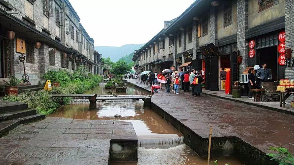 逃离废弃高校